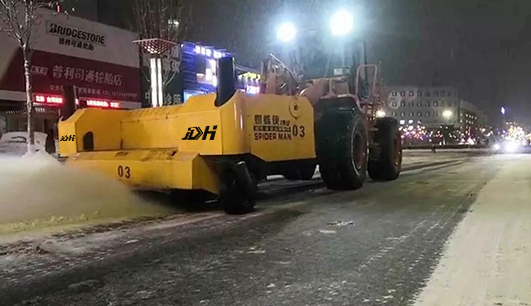 因为有你，这个雪天不在寒冷，除雪保障——华体会网为您服务(图2)